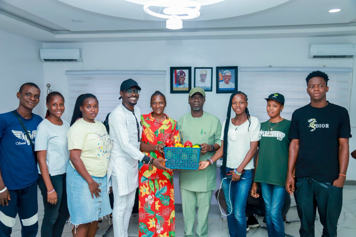 Samsonprolific's tweet photo. A wise kid doesn't bite the finger who feeds...

A yoruba adage says, a child who appreciates the favour of yesterday opens the door to more!

Graduates of #EYiA who are from the ojodu LGA courtesy of @segunodunmbaku , they went back to say thank you with part of their harvest. 

Thank you, oga @akinwale_cfi, for teaching them the need for gratitude. 

#FarmerSamson #TheWizardFarmer #SoillessFarmLab #FoodSecurity #BuildTogether