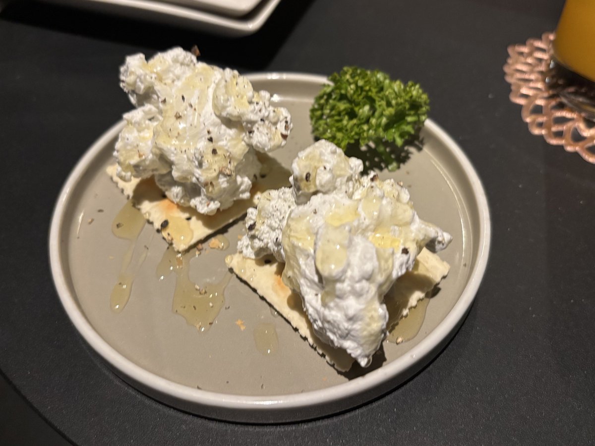 jpredarmy1129's tweet image. 火曜日のシーシャ屋さん、あとピザも食べたので晩御飯みたいなもん。
今日になって頭痛いインフルなったって言ってきたけど、今のところ自分は異常なし。
(水曜日のモブちゃんていたけど今どうしてるのかな？）