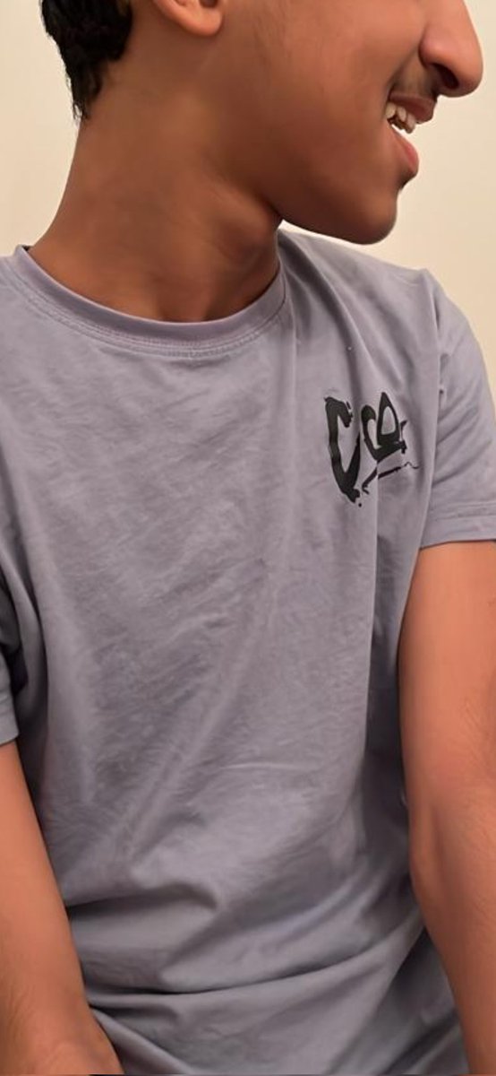 هنا وصلني مقطع 
اعدته مرارا 
وقد مر عليه منذ أن رأيته سنتين تقريبا 
هذا البطل سعد الذي اصر ان يشتري لأخته هدية
مع انه لايتكلم جيدا ولايمشي لكن قلبه يتكلم ومشاعره ليست عاجزة كما هوحال جسده 

إن مررتم هنا او وصلتكم التغريدة 
اذكروه بدعوة ووالدته

حينما قلت لها تتوقعين يذكرني وموقفي