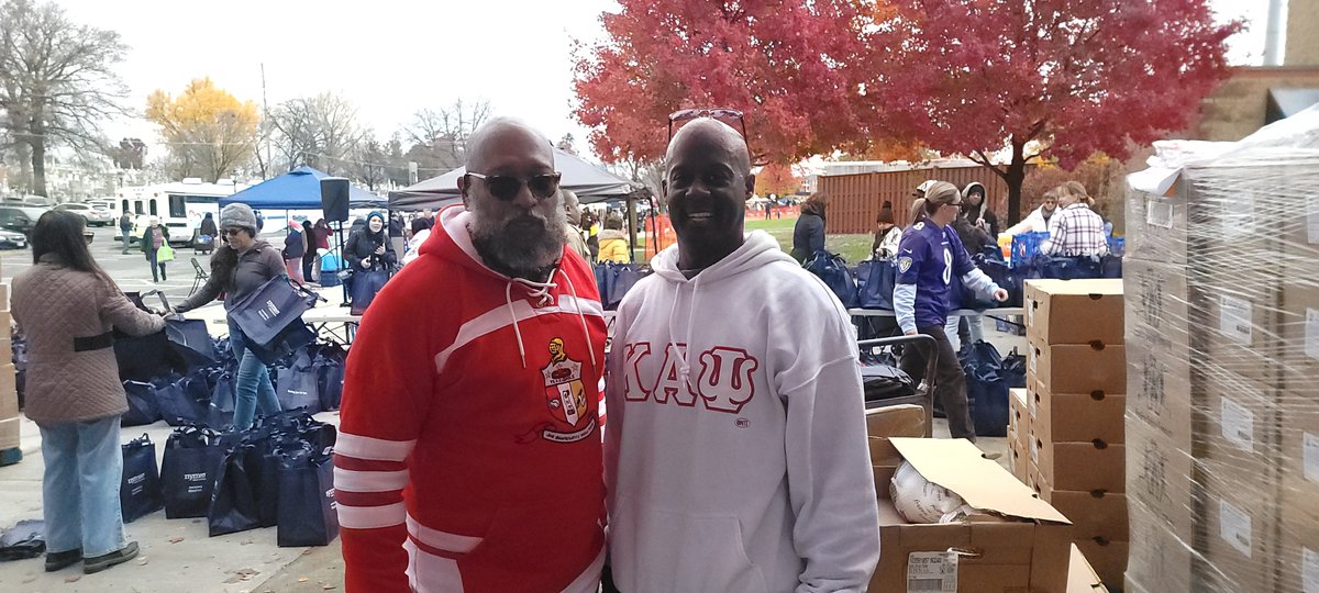 NupeGlover's tweet photo. Brother Sey Davis and Vice Polemarch Glover serving the Frederick, MD community at the Annual Harvest of Hope Festival, Thanksgiving food and Turkey Distribution.
https://t.co/y40b8gacxN @kapsi1911 @EPKAPsi #Kappas #Nupes #HelpingOthers https://t.co/uSyZI3bjr4