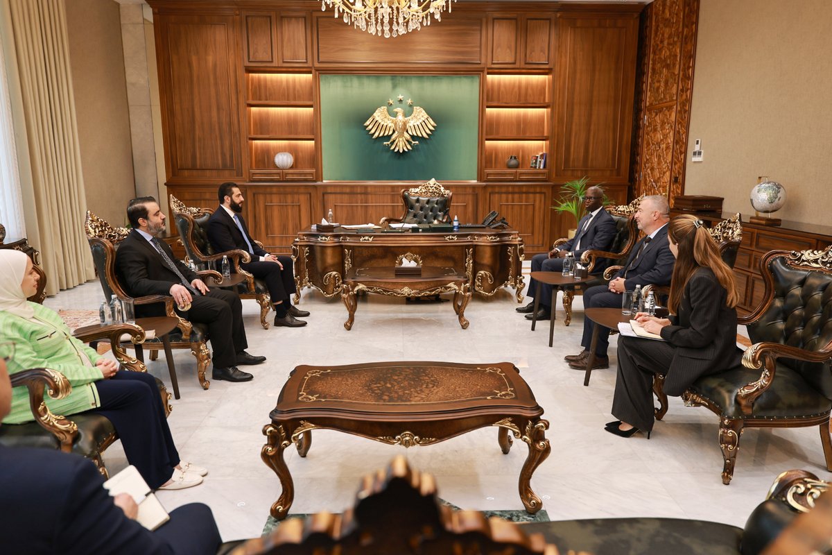 استقبل السيد الرئيس أحمد الشرع اليوم في دمشق نائب الرئيس الإقليمي للبنك الدولي لمنطقة الشرق الأوسط وشمال أفريقيا السيد عثمان ديون، والوفد المرافق له، وذلك بحضور وزير الخارجية والمغتربين السيد أسعد الشيباني.

#رئاسة_الجمهورية_العربية_السورية