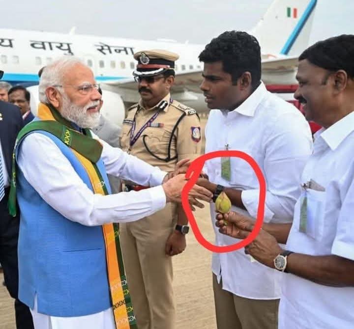 shanmugamchin10's tweet image. தமிழ் கற்றுக்கொள்ளவில்லையே என்று கவலைப்படவேண்டாம் மோடி அவர்கள்!

தமிழ் கற்றுக் கொண்டால் தமிழனாகி விடுவீர்கள்!

தமிழனாகி விட்டால் பீகாரிகளை துன்புறுத்துவீர்கள்! பூரி ஜெகநாதர் கோவிலின் பெட்டக சாவியை எடுத்துக்கொண்டுபோய் மறைத்து வைத்துக் கொள்வீர்கள்!

பாவம் நீங்கள்.... யாரையும்…