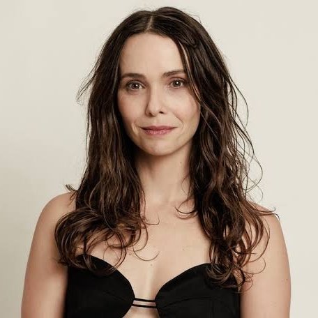 forumeplay's tweet image. A Globo sondou Débora Falabella para uma participação rápida na sequência de Avenida Brasil prevista para 2027. A ideia é que Nina apareça no início da história, conectando a trama de 2012 à nova fase. A atriz, fora das novelas desde Terra e Paixão (2023), não se opôs a conversar…