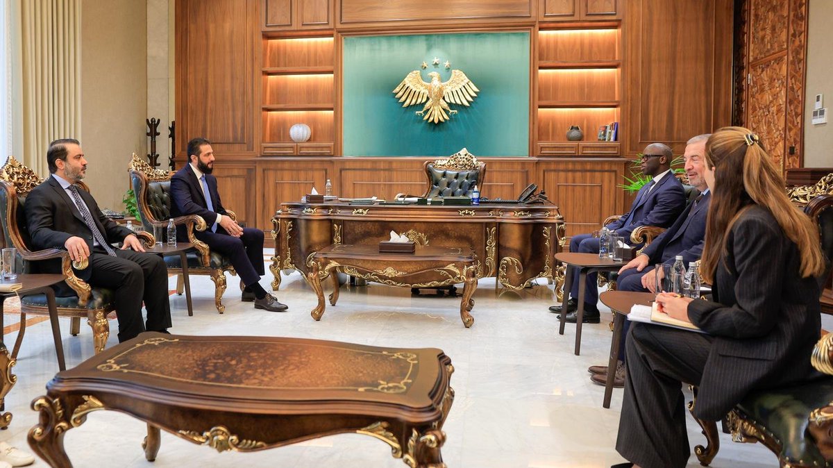 فخامة السيد الرئيس أحمد الشرع يلتقي في العاصمة دمشق نائب رئيس البنك الدولي لمنطقة الشرق الأوسط وشمال أفريقيا السيد  عثمان دايون، بحضور وزير الخارجية والمغتربين السيد أسعد حسن الشيباني.
وجرى خلال اللقاء بحث سبل توسيع مجالات التعاون التنموي بين الجمهورية العربية السورية والبنك