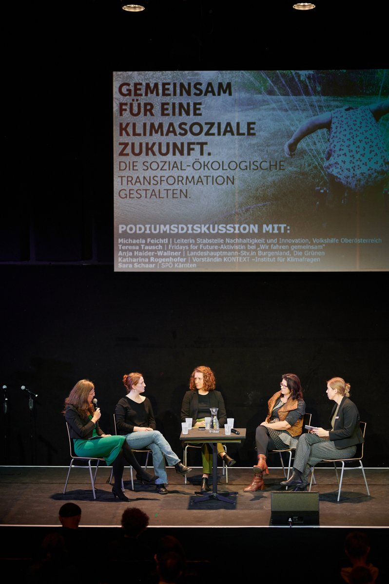 volkshilfe's tweet image. 1/ Beim Abschlusspodium wurde klar: Die #Klimakrise ist längst eine soziale Krise. Aktivist*innen, Wissenschaft und Politik waren sich einig: Ohne soziale Gerechtigkeit gibt es keine Klimagerechtigkeit. Und ohne politische Rahmenbedingungen bleiben Appelle wirkungslos.