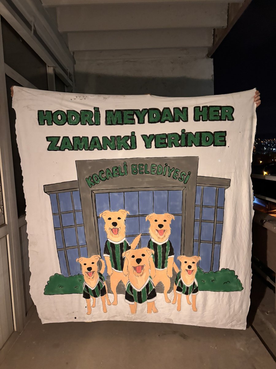 GoztepeFntc's tweet image. Yalakalık, bir kişiye çıkar elde etmek, iyi görünmek, avantaj sağlamak veya o kişinin gözüne girmek için aşırı derecede övgü dolu, yapay ve samimiyetsiz davranma durumuna denir.

“Hodri Meydan Her Zamanki Yerinde”