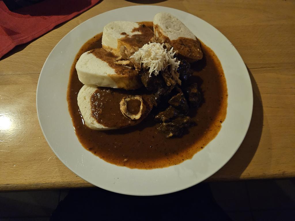 UncleDamin's tweet photo. Oběd dneska nebyl, takže tuplovaná večeře☺️
Dančí gulášek s troškou vysoce funkčního křenu.
#mnam https://t.co/Yxb3lgXiD6