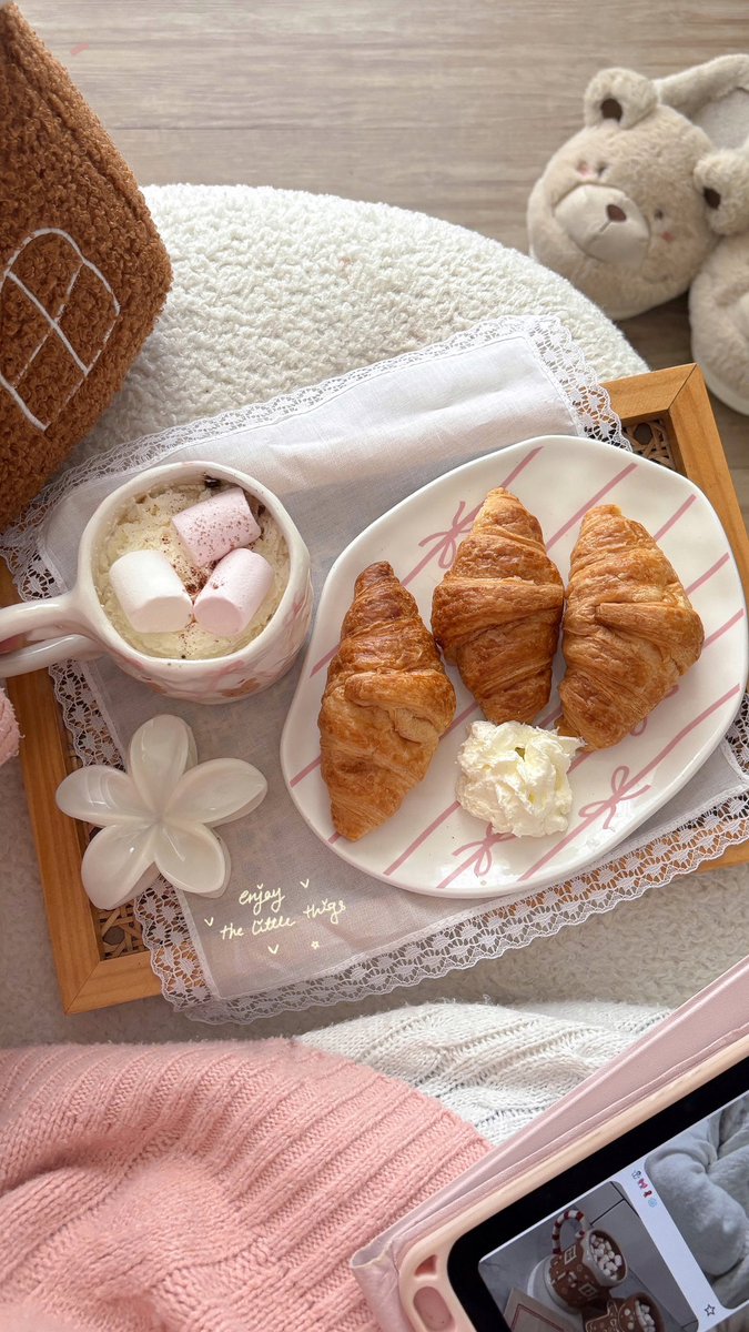 b24yx's tweet image. winter mood unlocked ❄️🎀🪽🤍