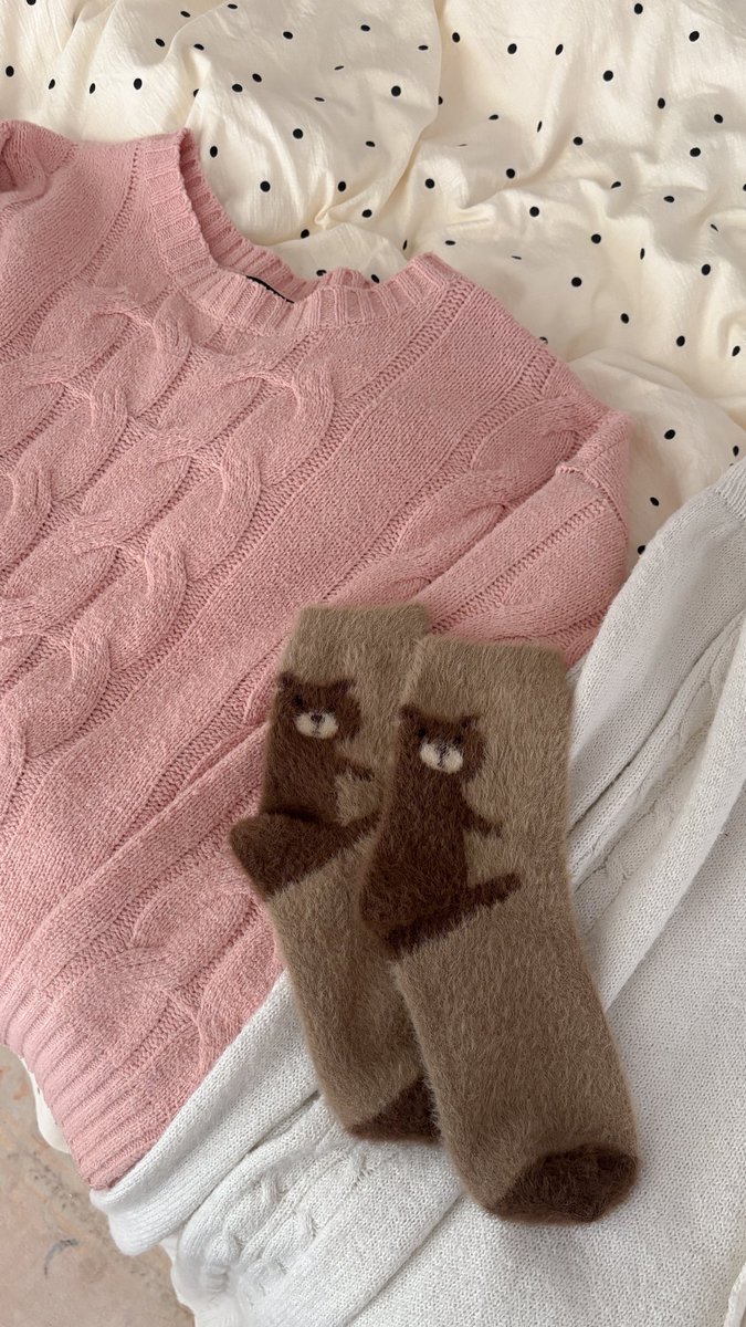 b24yx's tweet image. winter mood unlocked ❄️🎀🪽🤍