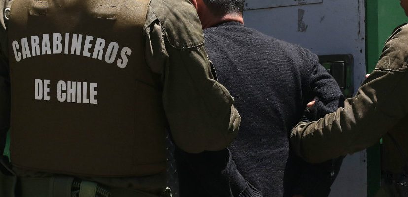 #Valdiviacl: Tras oportuna respuesta a denuncia, 👮‍♂️ de la Subcom Oscar Cristi detuvo a 👤que fue sorprendido sustrayendo especies desde supermercado de Av Pedro Montt y que mantenía medida cautelar de arresto 🏠 nocturno por robo en lugar habitado y 14 capturas anteriores.