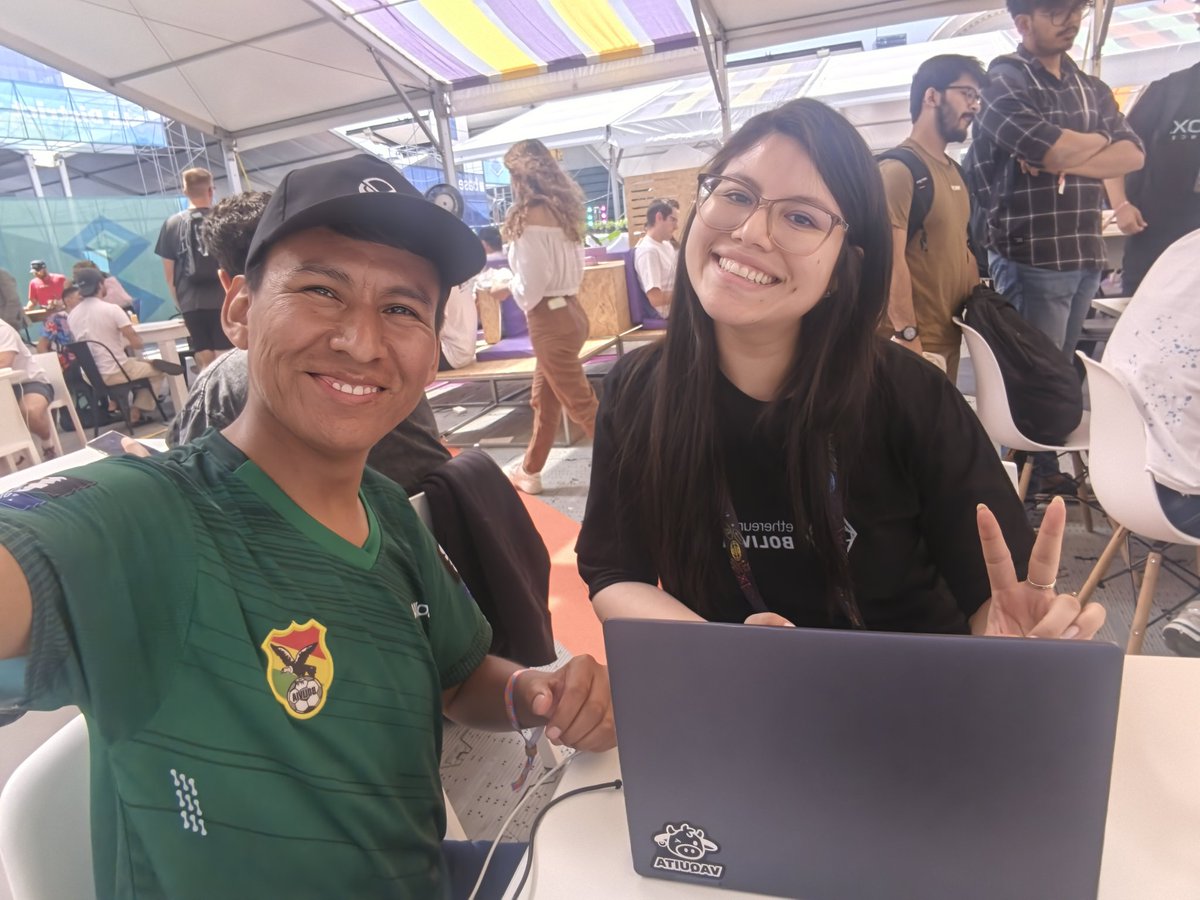 criptopepe1's tweet image. Esto vale oro, este team está trabajando, teniendo reuniones en @EFDevcon para ayudar a Bolivia! 🇧🇴 @AlyBerbetty
La economía se fue a la mierda pero el Boliviano busca soluciones, viajamos a buscarlas💪
No quejas, acción