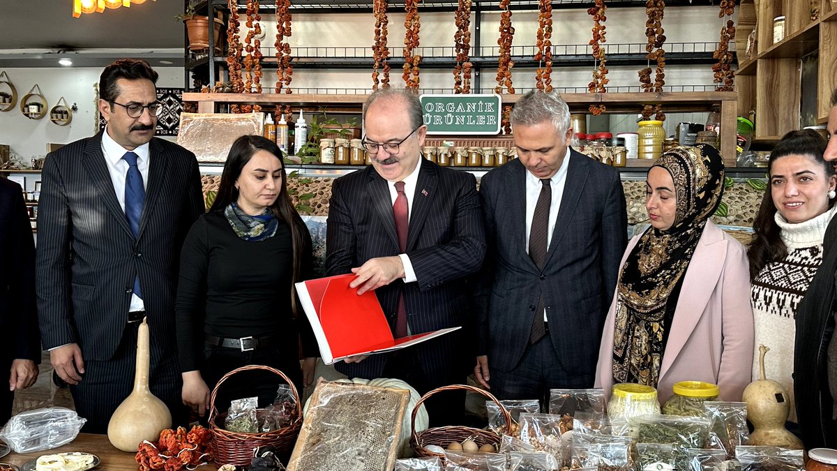 Bugün Demeter Kadın Kooperatifimizi Kültür ve Turizm Bakan Yardımcısı Serdar Çam bizleri ziyaret ederek çalışmalarımızı yerinde inceledi.
Ziyaretimizden dolayı Sayın Bakanımıza çok teşekkür ederiz 🙏