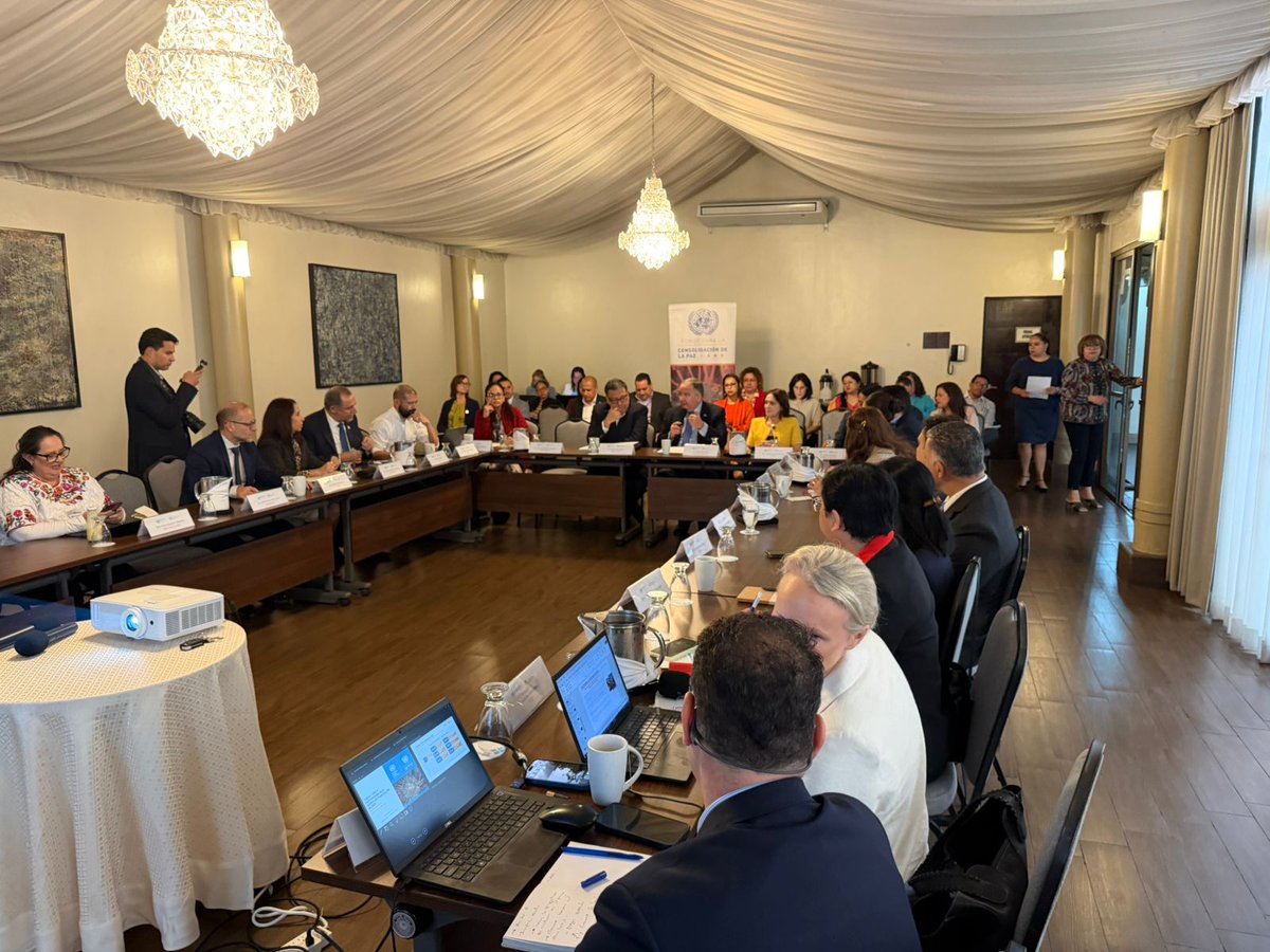 MinexGt's tweet image. La #ViceCancillerGT María Luisa Ramírez participó en la reunión del Comité Ejecutivo del Fondo para la Consolidación de la Paz (#PBF) en Guatemala, revisando avances y retos para la siguiente fase del Fondo (2026-2030). @ONUGuatemala.

#NotaDePrensa 🔗bit.ly/3M9BCg0