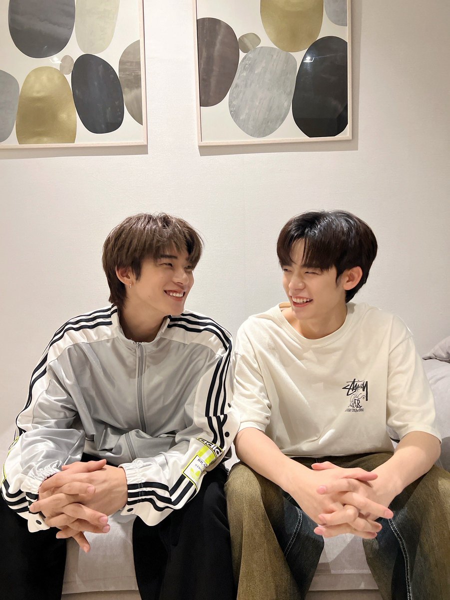 ด้วงกับเธอ Duang With You Series 🎸🎧

Q23 เลิกกอง ~ 💕 แอบแชะภาพคู่มาฝากคุณมามี๊ค่ะ 🫣 เหมือนจะมีคนทำทรงขรึม.. แต่พอเจอเธอก็ยิ้มหวานเลย 👀✨

กำลังใจที่คุณมามี๊ส่งมาให้วันนี้ ทั้งลูกด้วงและลูกฉินได้รับอย่างเต็มที่ค่ะ! พบกันใหม่คิวหน้านะคะ 🫶🏻

Duang With You Q23
#ด้วงQ23แล้วนะเธอ