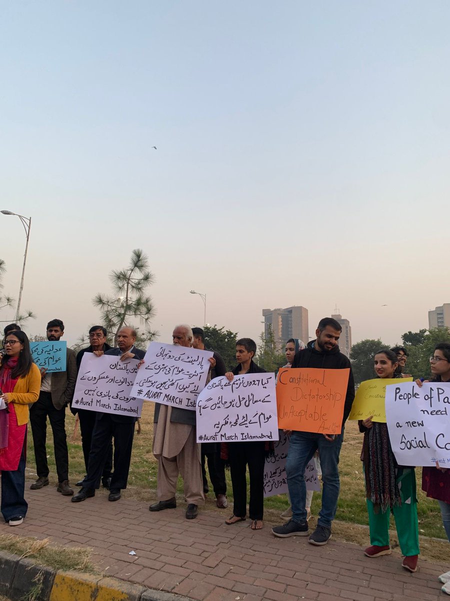 Aurat_marchisb's tweet photo. Highlights from today's protest outside Islamabad Press Club
#AuratMarchIslamabad #AuratMarchISB #auratmarch #27thAmendment #27ammendment #pressclub #protest https://t.co/pqRgC8R8o3