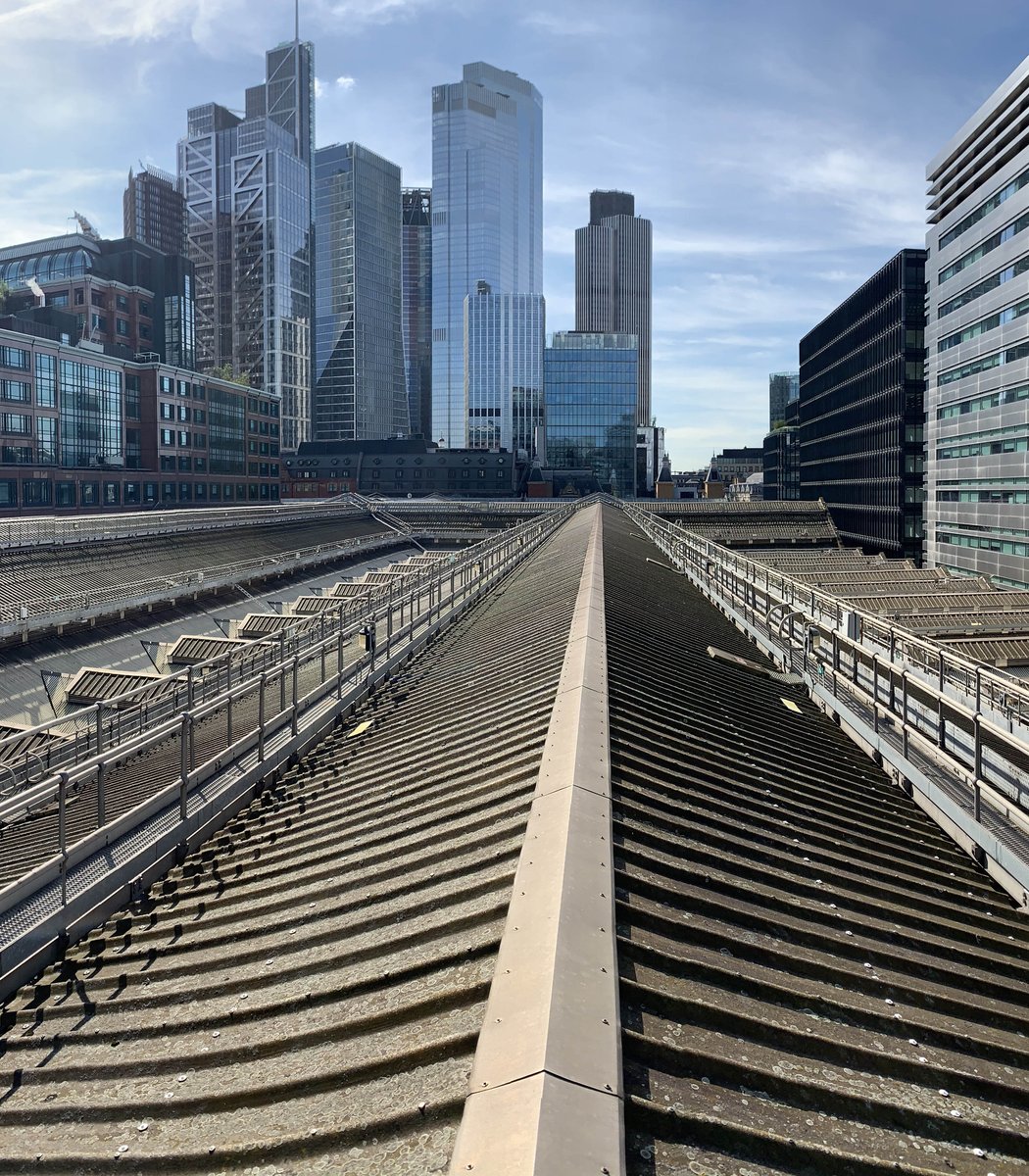 NetworkRailLST's tweet image. Brighter journeys☀️

A tour of our roof project, being delivered w/ Morgan Sindall Infrastructure

We&apos;ve replaced most of the old glazing panels over platforms 1-10

Here&apos;s a before (left) and after. The old lichen-covered panels are gone, replaced by brand new ones

THREAD 1/10