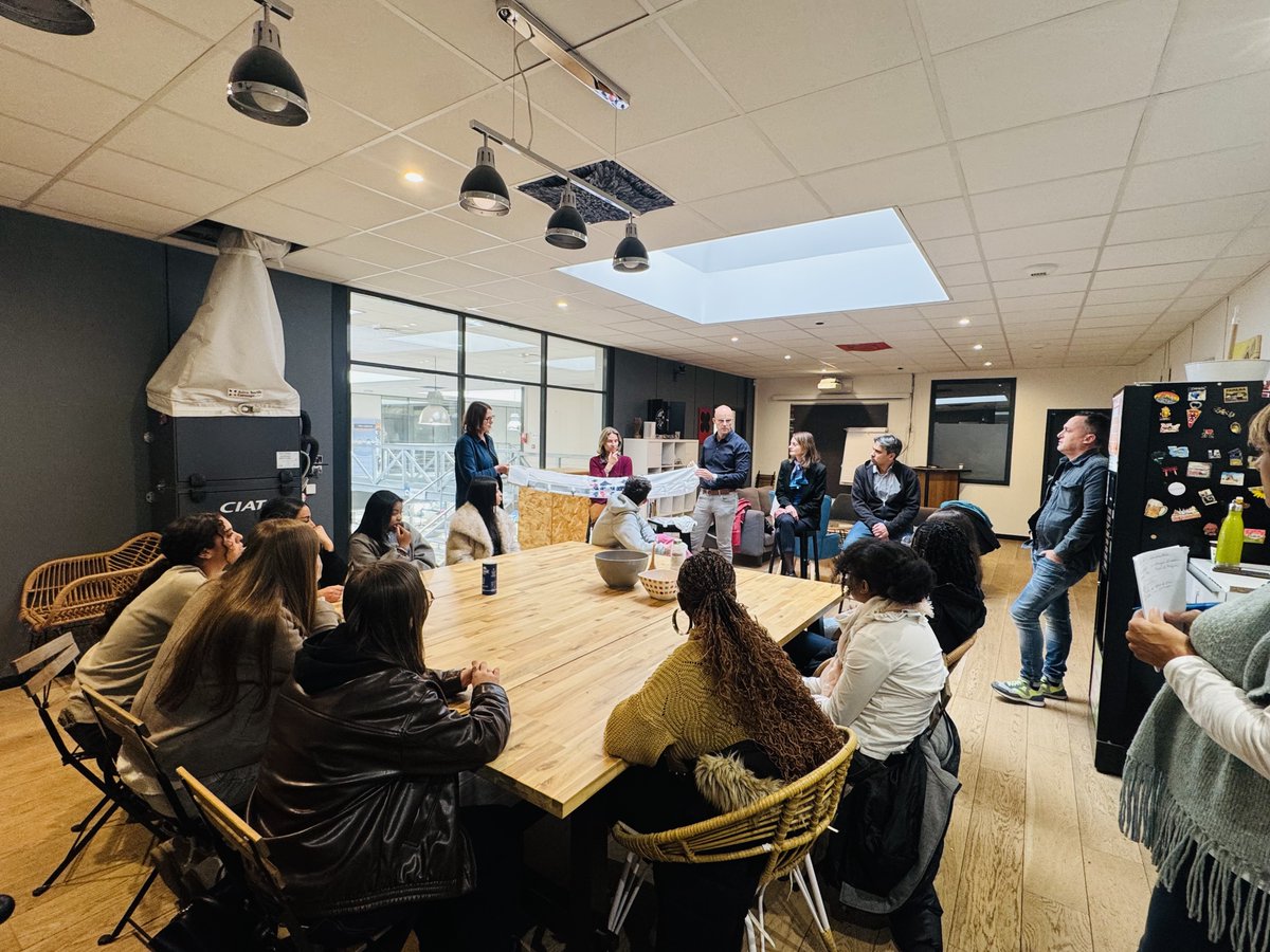 prefetrhone's tweet photo. #SEDI2025 | Visite de l'entreprise ATC (Aero Textile Concept) à Brignais par Mme LAYBOURNE, Sous-préfète :
➡️ Démonstration de la diversité des métiers dans l’industrie textile, hors habillement
➡️ Valorisation de l’apprentissage, des évolutions de carrières possibles et des partenariats avec les lycées du département pour promouvoir les métiers de l’industrie textile et recruter de futurs talents
➡️ Découverte des étapes de la production
➡️ Échanges avec plusieurs membres de l’équipe sur leurs parcours et responsabilités
ATC est capable de faire preuve d’adaptation aux variations de la demande, comme ce fut le cas durant l’épidémie de la COVID avec la réorientation temporaire de la chaîne de production pour produire des masques.