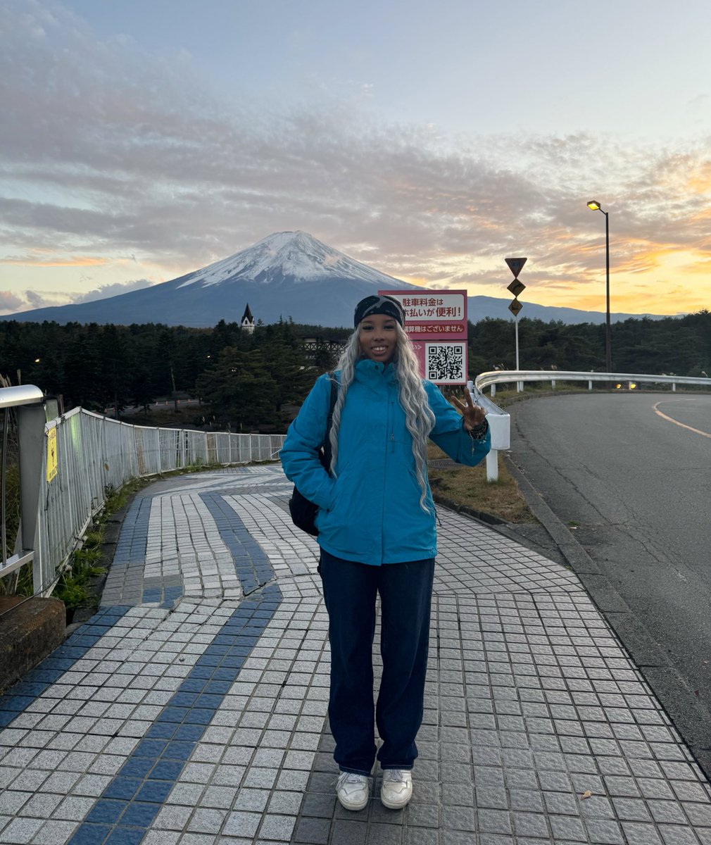 xamdl4's tweet image. the only reason I was able to get on the last bus to Mt. Fuji was because there was one seat left
