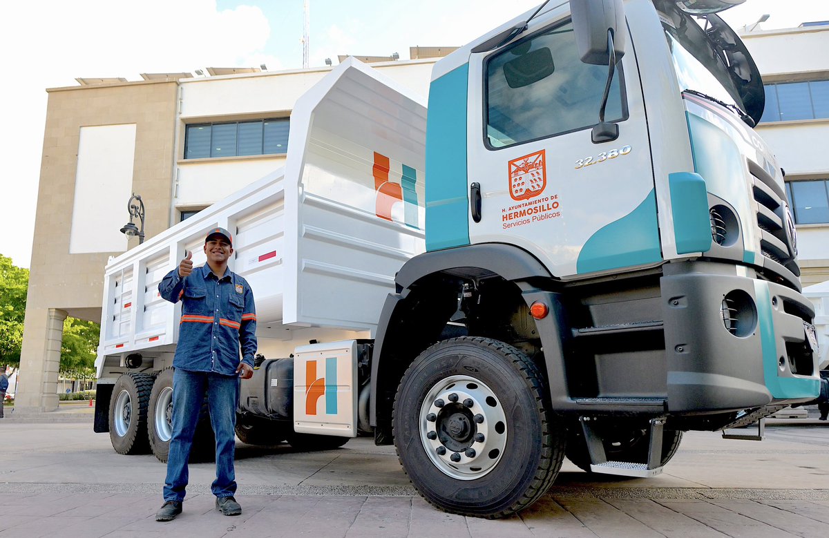tonoastiazaran's tweet photo. Hoy reforzamos los Servicios Públicos de Hermosillo con nuevas unidades para Sanidad y Limpia. 🚛✨

Este equipamiento mejora la recolección diaria y fortalece las jornadas de descacharre, para mantener nuestras colonias más limpias y seguras. 

Seguimos invirtiendo en equipo moderno para hacer más eficiente la operación y responder mejor a nuestra comunidad. 💪