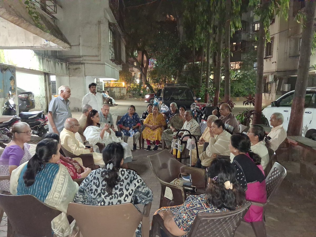 RajeshreeAtWork's tweet image. आज वॉर्ड १७२ मधील #सायन #चुन्नाभट्टी येथील भागनरी इमारतीतील रहिवाशांची भेट घेतली. रहिवाशांनी त्यांच्या काही समस्या मांडल्या आणि मी त्यांना त्या लवकरात लवकर सोडवण्याचे आश्वासन दिले.
@AmeetSatam @BJP4Maharashtra @BJP4Mumbai @RaviDadaChavan @Dev_Fadnavis @Devendra_Office