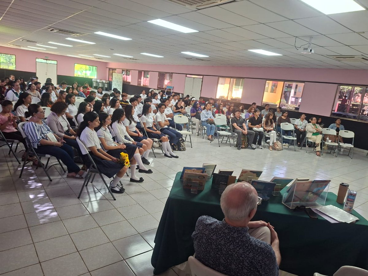 ucn_central's tweet image. UCN Jinotepe realizó un conversatorio con el escritor nicaragüense Pierre Pierson, promoviendo el hábito de la lectura y el intercambio creativo entre estudiantes. La actividad reunió clubes de lectura de varias sedes y destacó la participación estudiantil. Más en:…