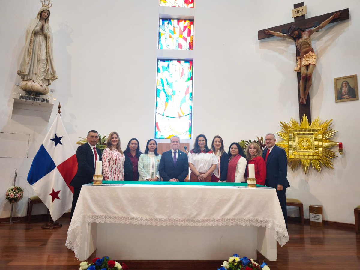 En estas Fiestas Patrias, celebramos nuestra identidad, nuestras tradiciones y el orgullo de ser panameños.

El pasado 10 de noviembre, la Embajada de Panamá en Ecuador realizó una misa especial, un espacio para agradecer y celebrar juntos.

 ¡Viva Panamá!
