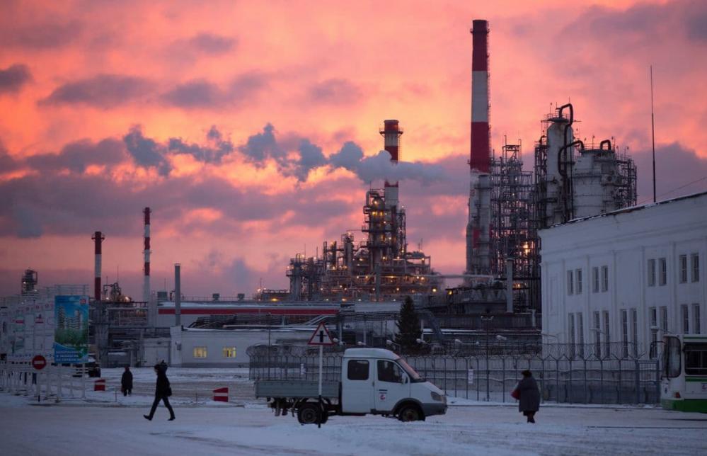 Fighting is ongoing: Russia claims they are advancing in Pokrovsk, a strategically important city in Donetsk.
 Ukraine reportedly struck a Russian oil refinery (Lukoil, Nizhny Novgorod region) using drones.

#Russia #Ukraine #Donetsk #Pokrovsk #Lukoil #Conflict #WarUpdates