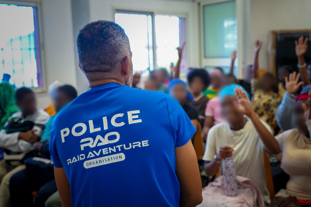 #Jeunesse | La Police nationale de Mayotte et <a href="/RaidAventureRAO/">Raid Aventure Organisation</a> sont intervenues au lycée Younoussa BAMANA pour une action de prévention des violences scolaires.

🤝 Des échanges sur les bonnes pratiques pour prévenir les tensions et mieux comprendre le rôle des policiers.