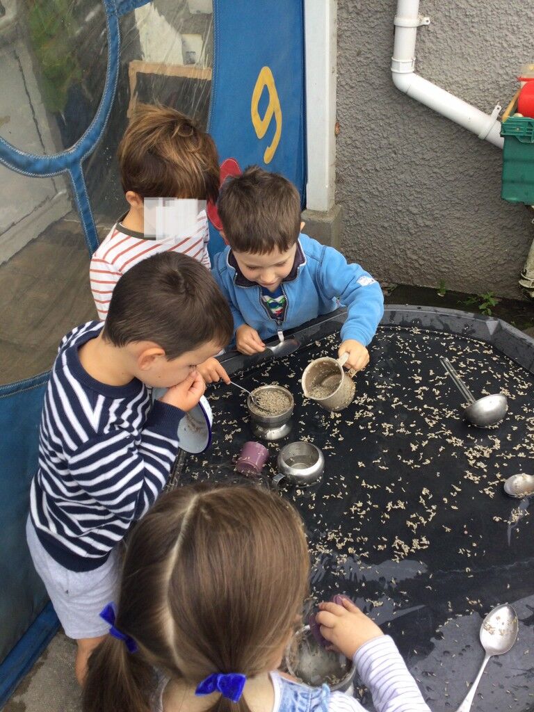 The children discovered the potion making station. Using different coloured water and lavender to create a magic potion. They shared beautifully between themselves and enjoyed their finished potions.