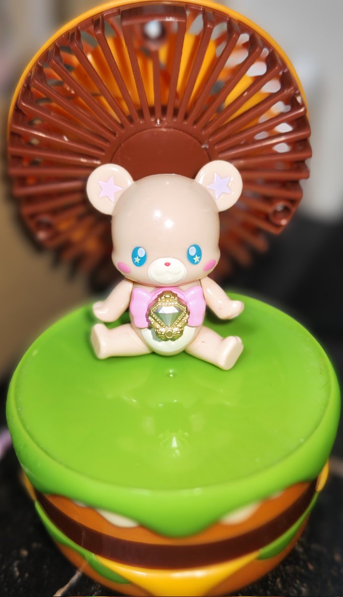 Makippe0908's tweet image. #魔法つかいプリキュア
 #モフルン
ハンバーガーに挟まれたモフ～
モフルンはパティじゃないモフ～💦

･･･でもなんでかなぁ～
ちょっとシアワセもふ💕