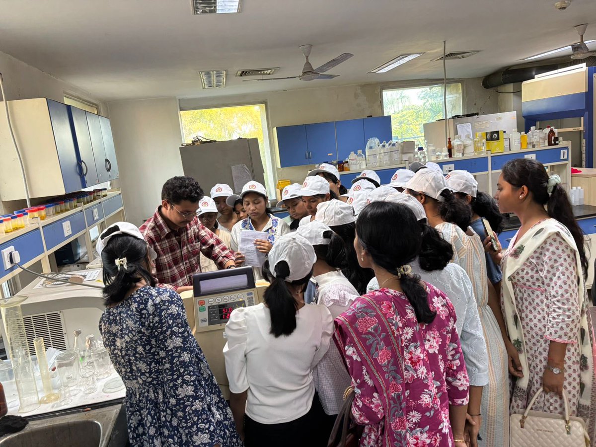 rmrcne's tweet photo. Students from KGBV Charaideo (8–9 std), under the SANKALP: HEW of Women programme of the District WCD Dept.Charaideo, visited ICMR-RMRCNE, Dibrugarh & explored research labs of Infectious Disease & Cancer Epidemiology, Malariology, & Virology.
#ICMR
#RMRCNE
#FutureScientist https://t.co/SHtoQabin0