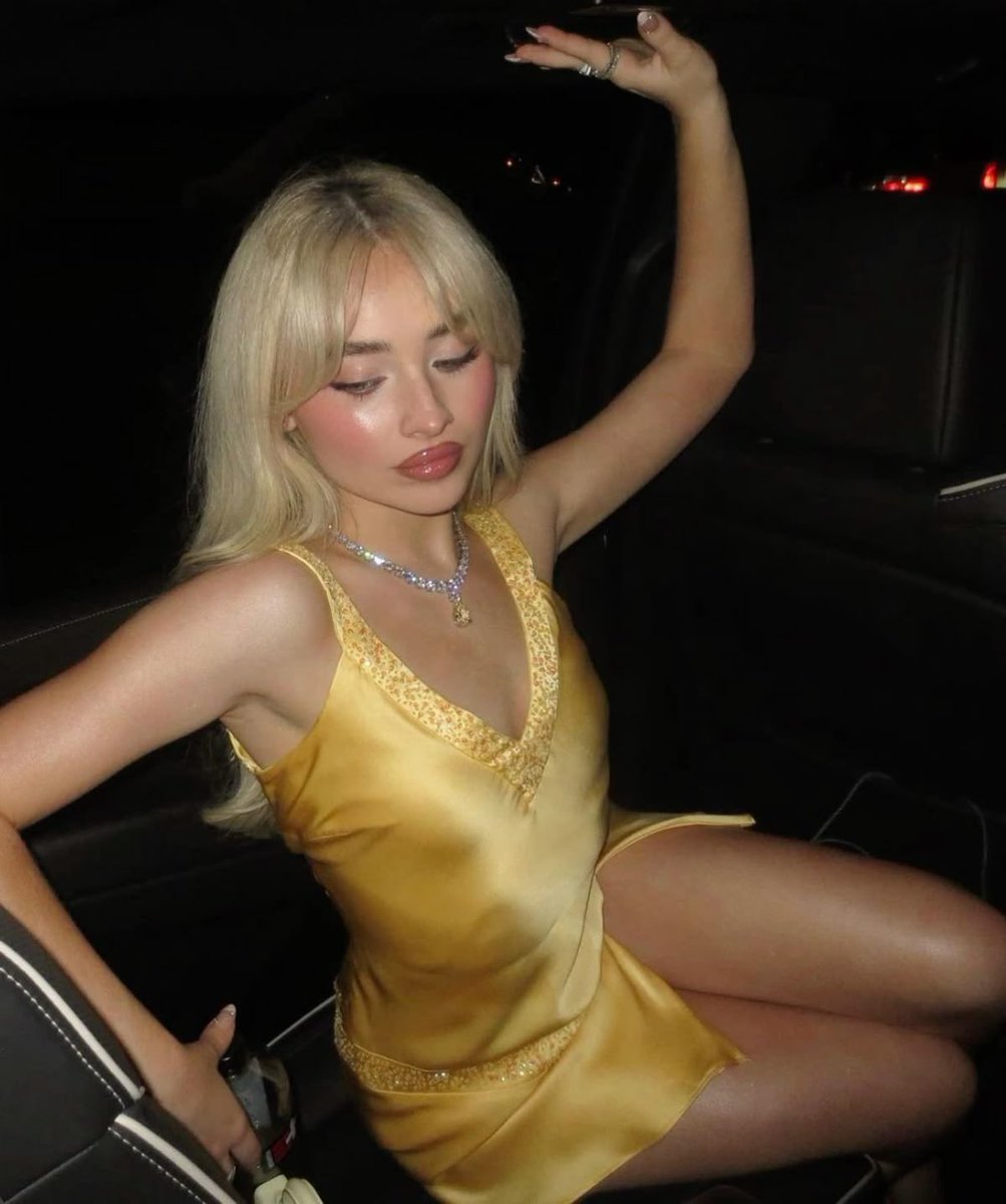 UpdatesBrinaBR's tweet image. Sabrina Carpenter contou aos fãs que sua série de conforto é ‘Sex and the City’. Já o filme é ‘Como Perder um Homem em 10 Dias’!