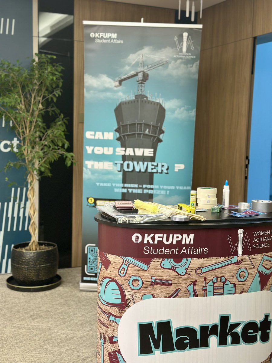 The competition is heating up! Participants are now picking up their materials from the market! 💪🏗️