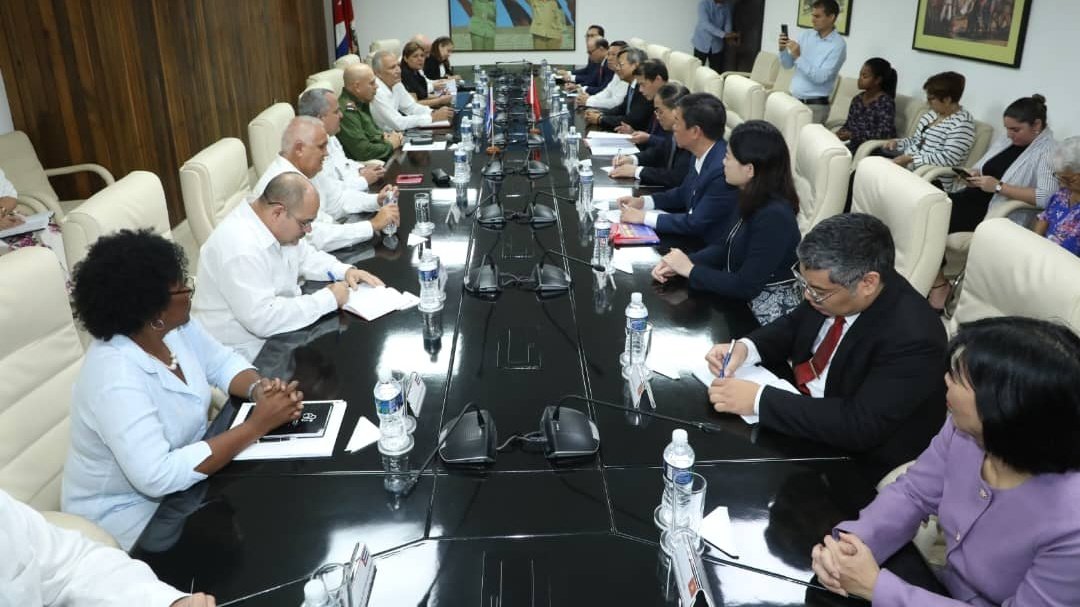 Sostuve cordial encuentro con la delegación del Partido Comunista de #Vietnam presidida por el Vicejefe de la Comisión de Propaganda, Educación y Movilización de Masas, Vu Thanh Mai.