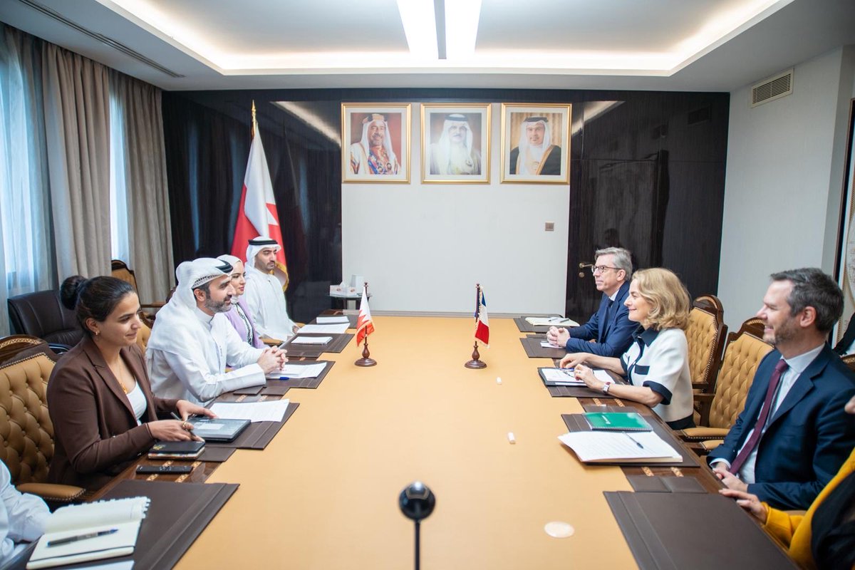 In-depth discussions with HE Hatem A Hatem on the Security Council on the eve of Bahrain's term on the UNSC (2026-2027): it was a real pleasure to meet with the MOFA team in Manama. Many thanks for their warm welcome and for our fruitful session 
<a href="/FranceinBahrain/">La France au Royaume de Bahreïn 🇫🇷 🇧🇭</a> 
<a href="/bahdiplomatic/">وزارة الخارجية 🇧🇭</a>