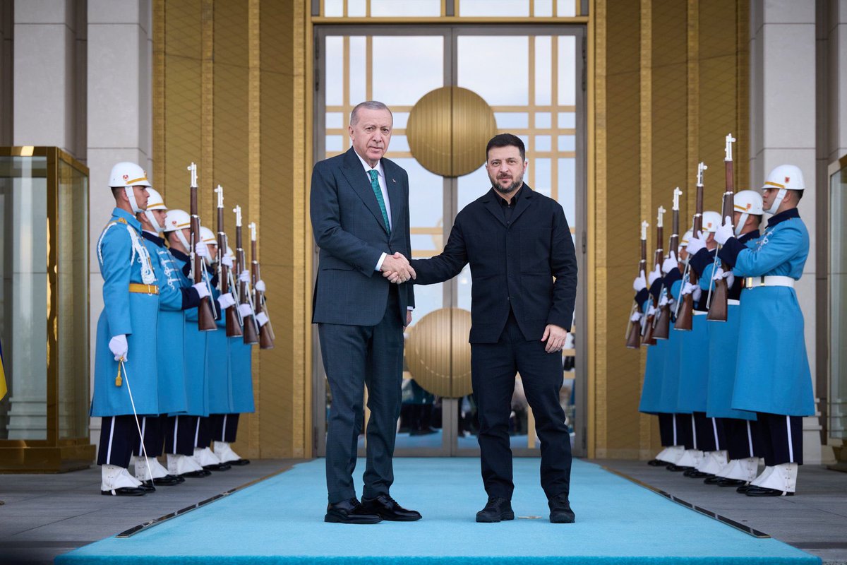 Devlet Başkanımız Sayın <a href="/ZelenskyyUa/">Volodymyr Zelenskyy / Володимир Зеленський</a> , Ankara’da Türkiye Cumhuriyeti Cumhurbaşkanı Sayın <a href="/RTErdogan/">Recep Tayyip Erdoğan</a> ile son derece verimli istişarelerde bulundu.

Sayın ZELENSKYY’nin de belirttiği gibi, devletlerimiz arasındaki güvene değer veriyor ve Türk diplomasisinin gücüne güveniyoruz.
🇺🇦🇹🇷