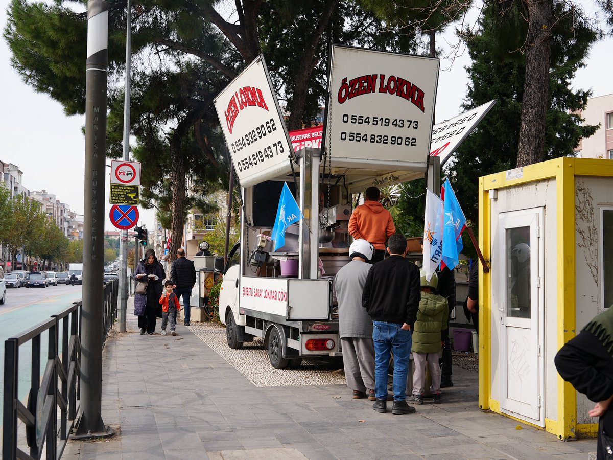 AK Parti Yunusemre İlçe Başkanlığı olarak bugün Şeyh Fenari Camii önünde üyelik standımızı açtık.

Hemşehrilerimizle buluştuk, sohbet ettik; pamuk şeker, lokma ve ikramlarımızla güzel bir gönül ortamı oluşturduk.
Davamıza gönül veren yeni üyelerimizle ailemiz daha da büyüyor.