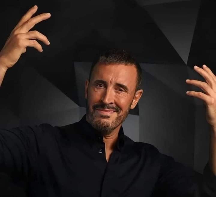 الليل وفوضاهُ
وقلبي المغرمُ
ماذا أقول؟
وماذا أفعلُ؟
كل شيءٌ يسكنني
ولا شيء يخرج منّي
سوى صمتٌ بأسمكِ
 يصرخُ 
الى متى 
 هذا العذابُ 
بالمشاعر يلعبُ
والصبر مفتاحٌ 
ولا بابٌ فرحٌ 
 فيه لأيامي 
يُفتحُ  ؟!
#ساهري_الهوى 
#مملكة_القيصر