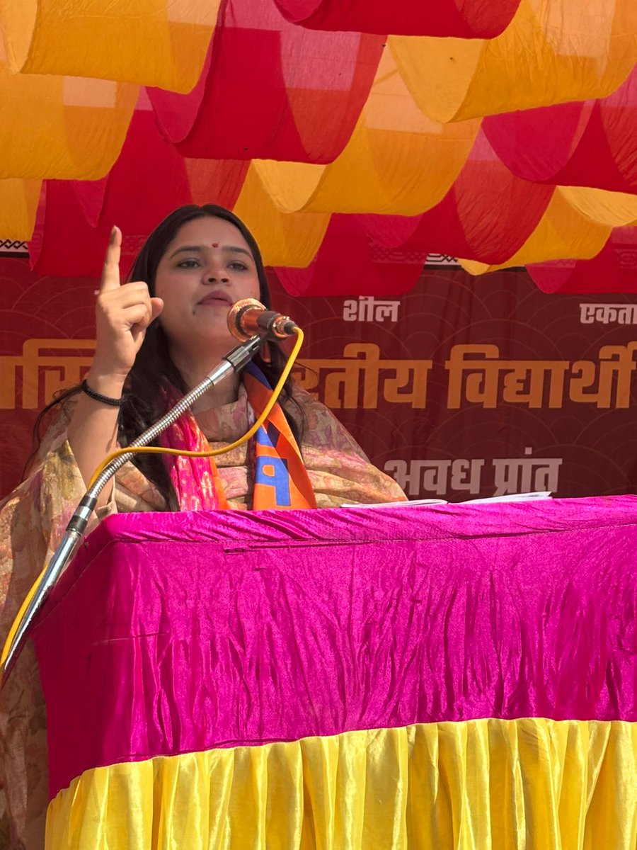 Abvp4Awadh's tweet image. अभाविप बिसवां जिले की सदरपुर नगर इकाई द्वारा रानी अब्बका वीरांगना सम्मेलन &quot;नारी शौर्य संवाद&quot; का आयोजन किया गया। जिसमें मुख्य अतिथि सीतापुर जिला पंचायत अध्यक्ष श्रीमती श्रद्धा सागर गुप्ता व मुख्य वक्ता के रूप में राष्ट्रीय कार्यकारिणी सदस्य सुश्री सृष्टि सिंह उपस्थित रही ।