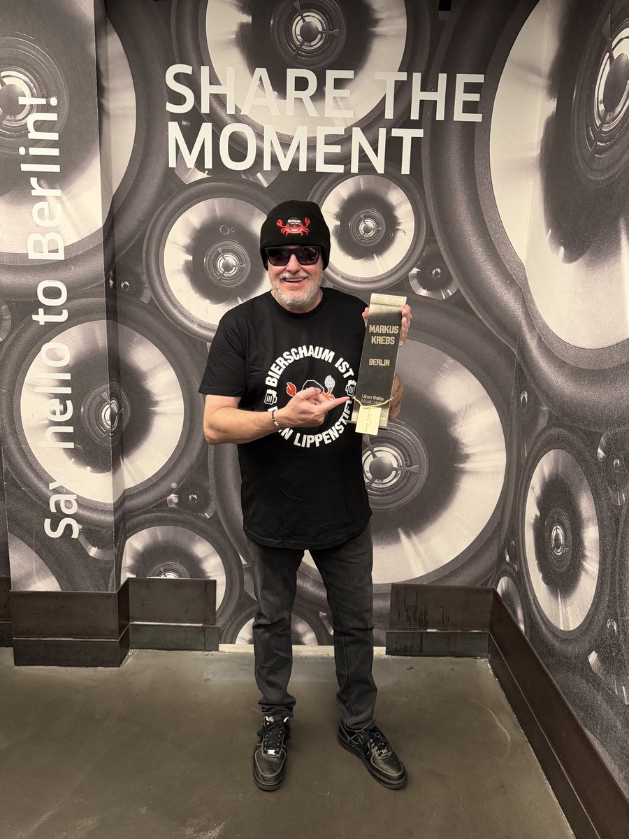 Bevor uns Markus Krebs heute Abend zum Lachen bringt, durften wir ihm bereits unser Gastgeschenk überreichen - die Uber Eats Music Hall Stele!🤝🏼