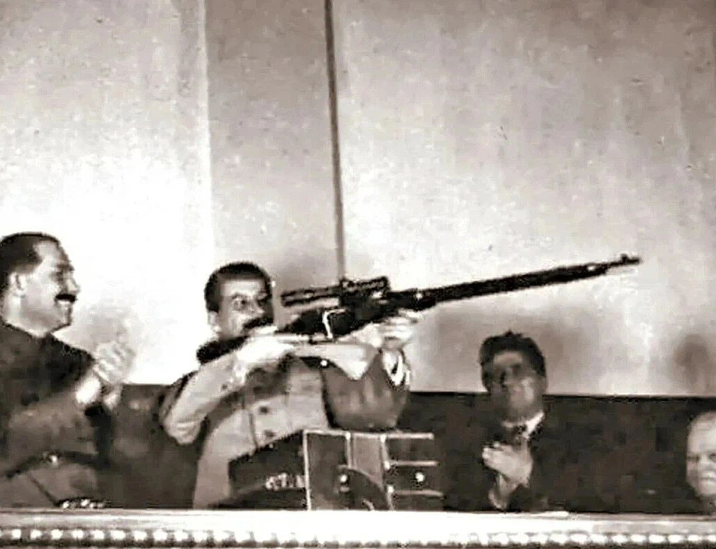 На фотографии Сталин расправляется с опозицией. Прежде чем выстрелить он произнес фразу, которую потом услышат миллионы: 

- Попрошу тов. в первом ряду пригнуться, а стоящих рядом отойти от Троцкого, чтобы не задело...или не за дело...не важно. Пригнитесь, пожалуйста! Я стреляю.