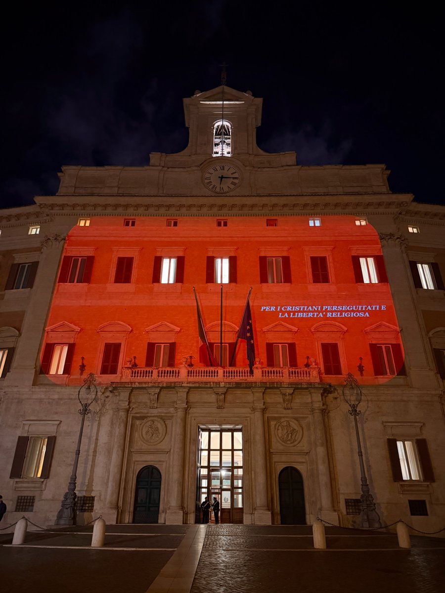 La Camera dei deputati aderisce all’iniziativa della Red Week 2025: la facciata di Montecitorio si illumina di rosso fino all'una di domani.