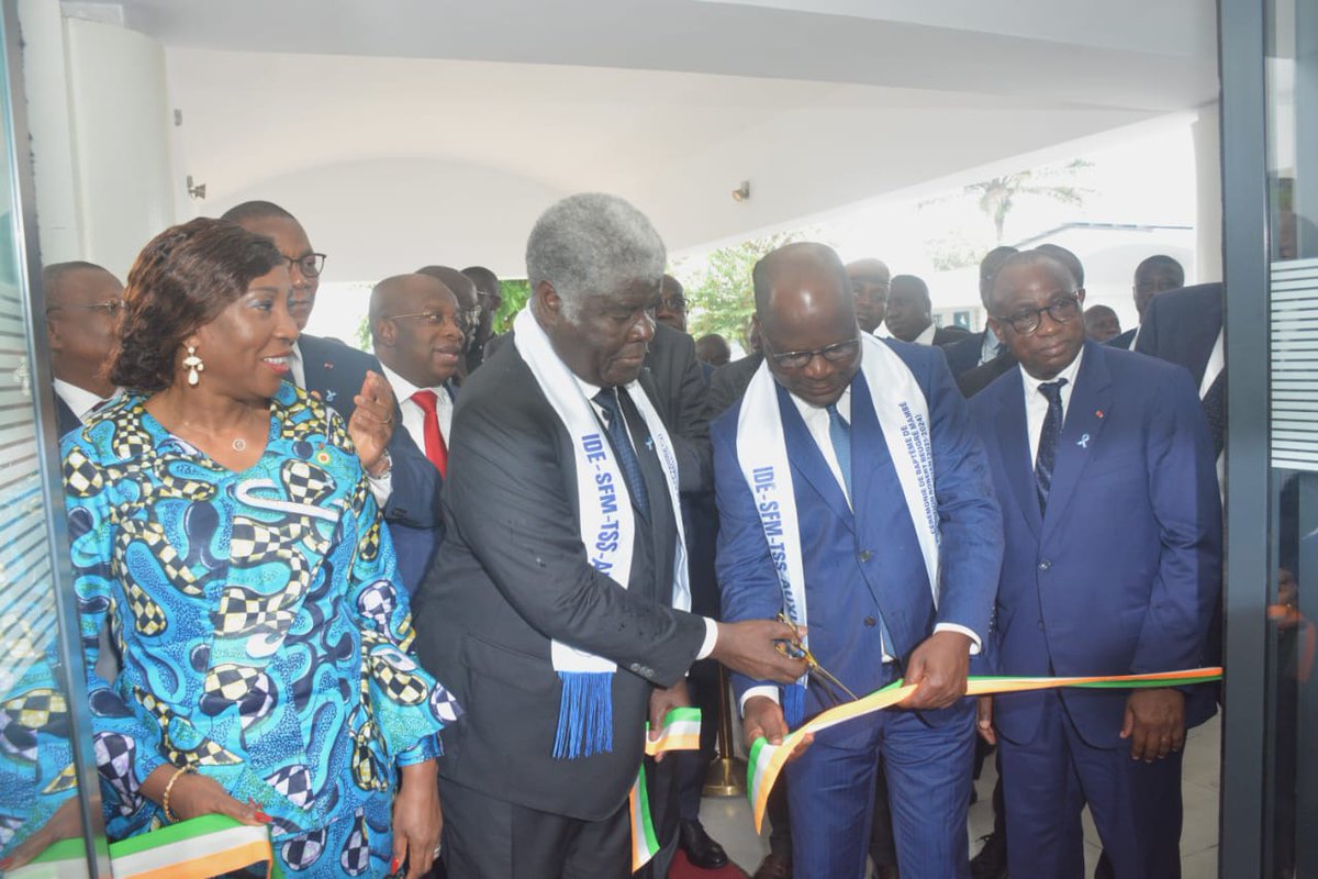 MINCOM_CI's tweet image. Le Ministre Amadou Coulibaly a pris part à l’inauguration du nouveau bâtiment des consultations externes du CHU de Cocody (66 locaux, 20 spécialités) et au baptême de la 35e promo de l’INFAS. Un engagement fort pour un système de santé renforcé.
#SantéCI #MICOM
