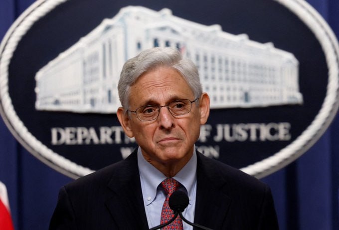 ElephantSignal's tweet image. 🚨 BREAKING: House Republicans reportedly have the votes to charge Attorney General Merrick Garland with Inherent Contempt of Congress, ordering the Sergeant at Arms to take him into custody.

Do you approve?

YES or NO?

If Yes, Give me a THUMBS-UP👍!