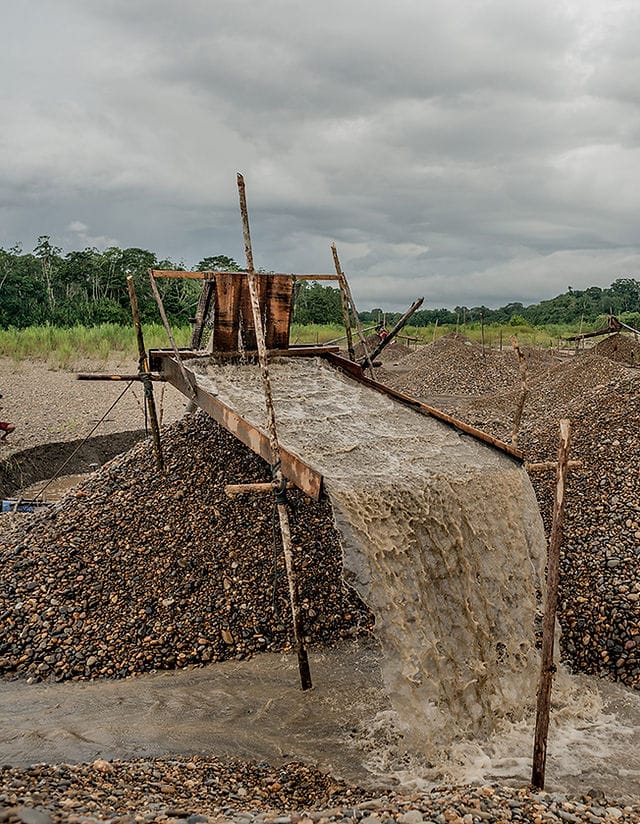 JhonJairoH8's tweet image. El documental muestra una verdad incómoda: la minería ilegal se lleva el oro, pero deja mercurio en el agua por mucho más tiempo del que imaginamos. Dale play en este enlace vimeo.com/767869695?&amp;amp;sig… y ayúdanos a mover la conversación #AmazoníaSinMercurio