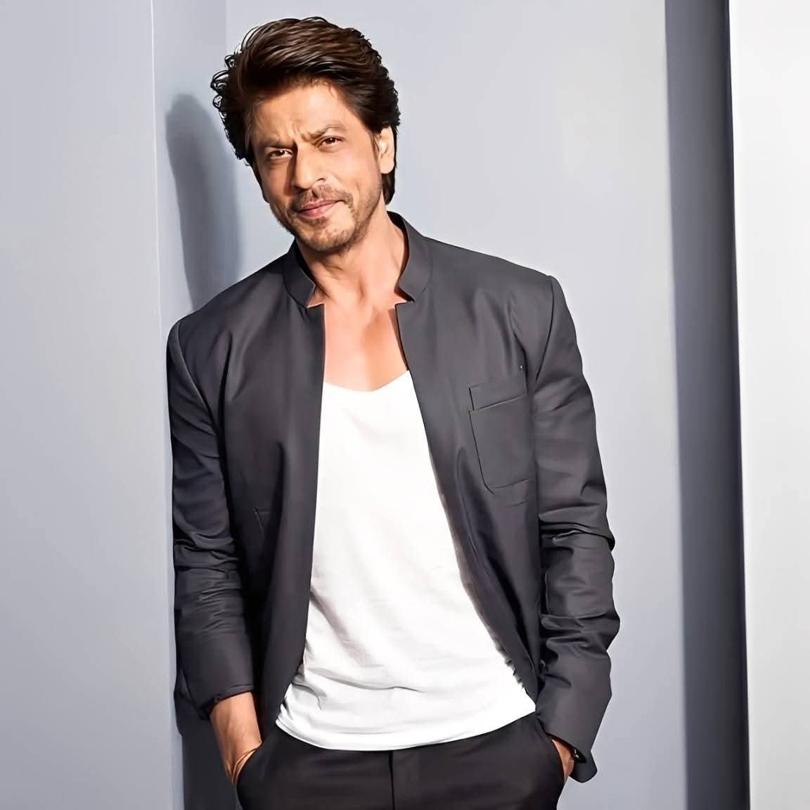 imashishsrrk's tweet image. Sexy At 60 🔥 

Shah Rukh Khan ❤️