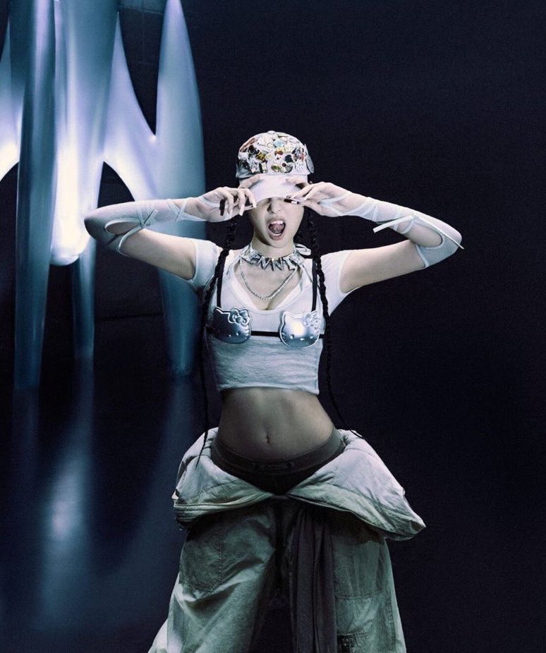 jenniescharts's tweet image. JENNIE’s “like JENNIE” becomes the 9th most streamed solo song by a K-pop soloist on Spotify surpassing PSY’s “Gangnam Style”