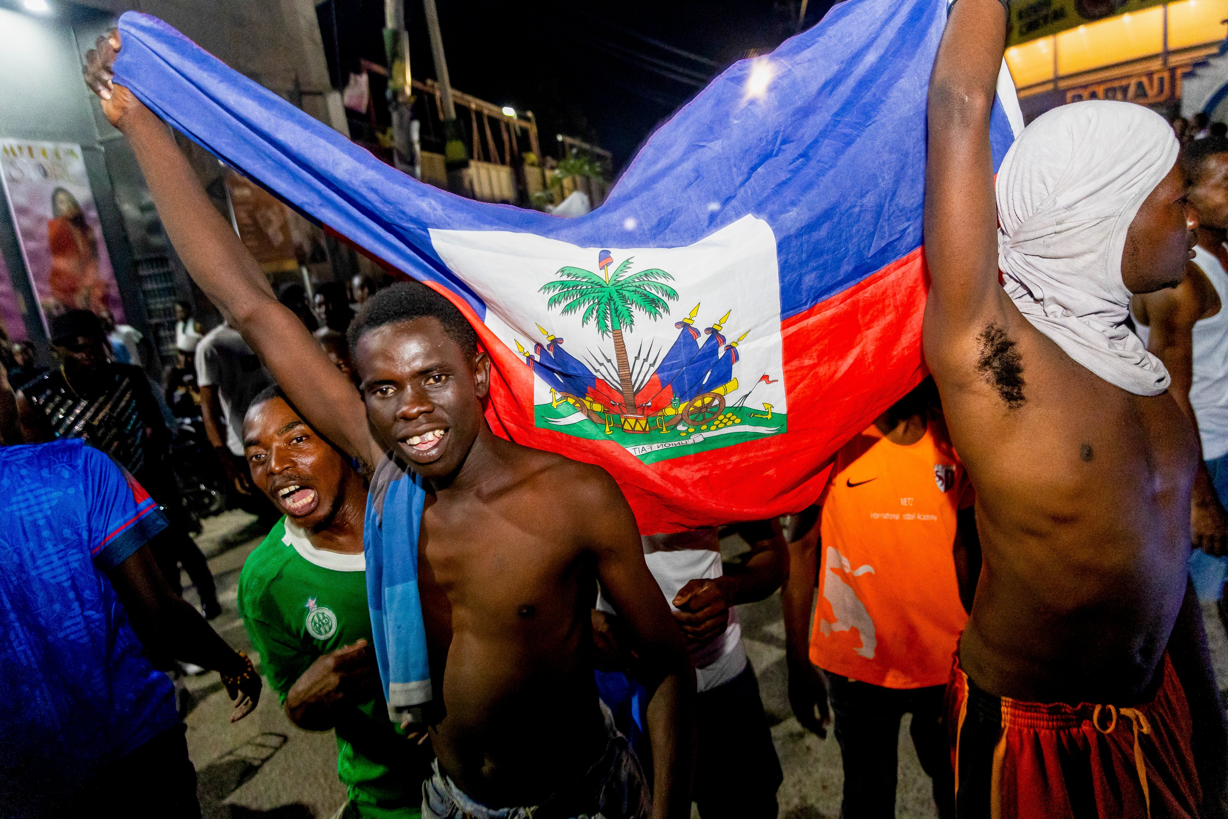 Personas de Haití celebrando la clasificación al Mundial de fútbol de 2026 | Fuente: X (@DiarioDiezHn)