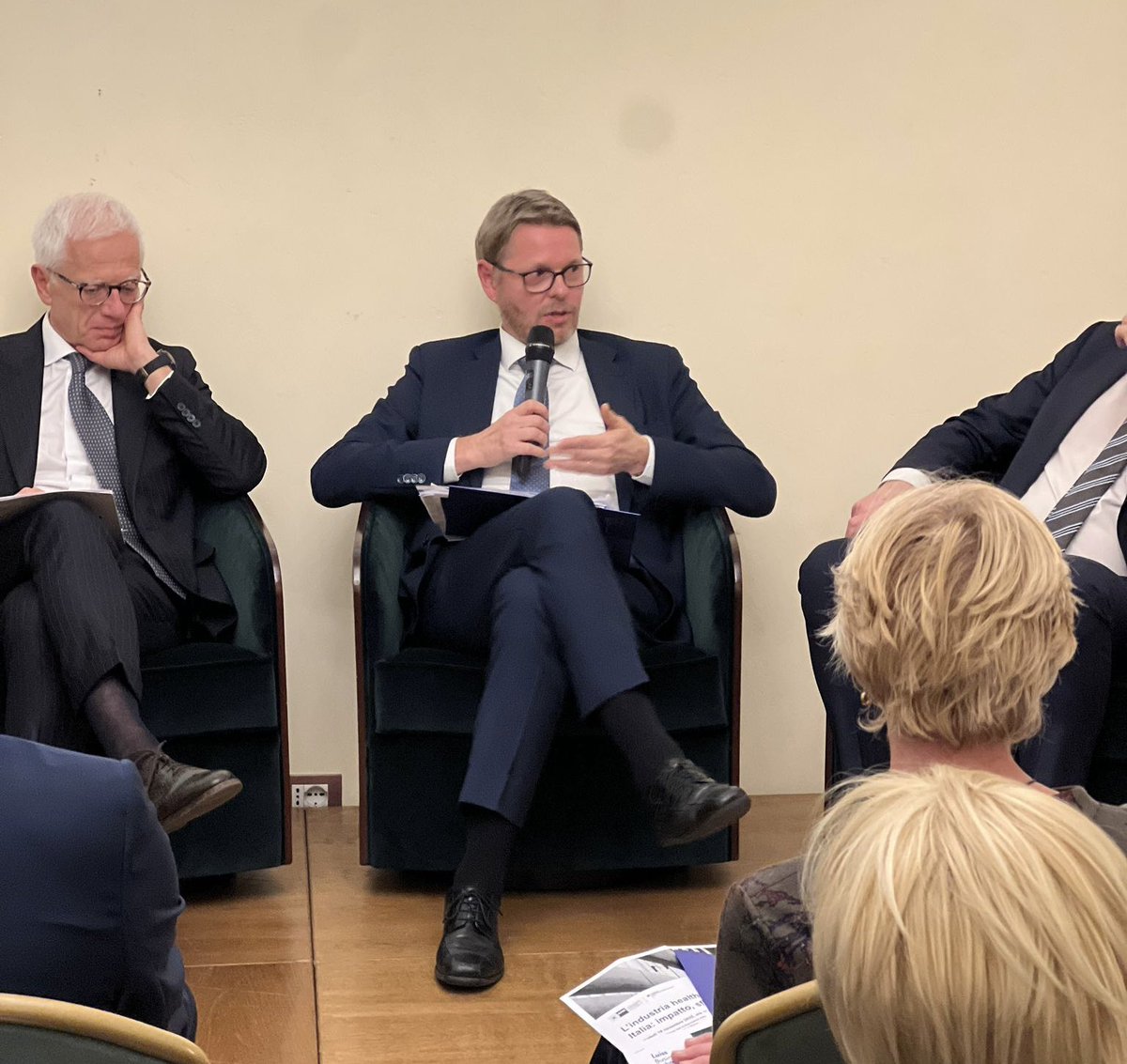 “In altri paesi europei non si guarda solo il costo e il prezzo degli investimenti ma il valore aggiunto degli stessi. È necessario innescare dei meccanismi più premianti per le aziende e le imprese che vogliono investire” Christian Poehlking, #AHKItalien, <a href="/Boehringer/">Boehringer Ingelheim</a> Italy