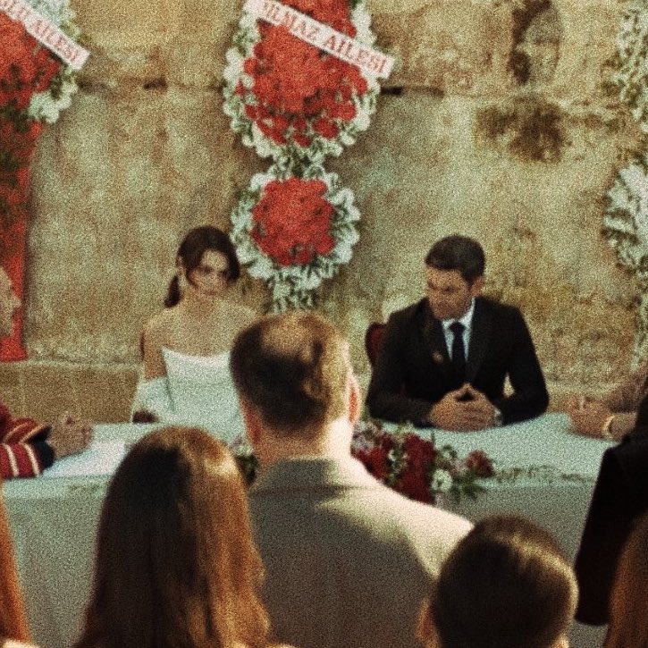 haberiniz yok ama siz iki deli bambaska bir evrende duru ve selim olarak cok mutlu bir sekilde evleniyorsunuz………